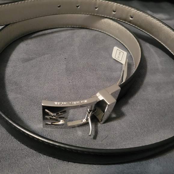 2/$30 🍄 Michael Kors Black and Silver Reversible Belt M - Picture 5 of 7